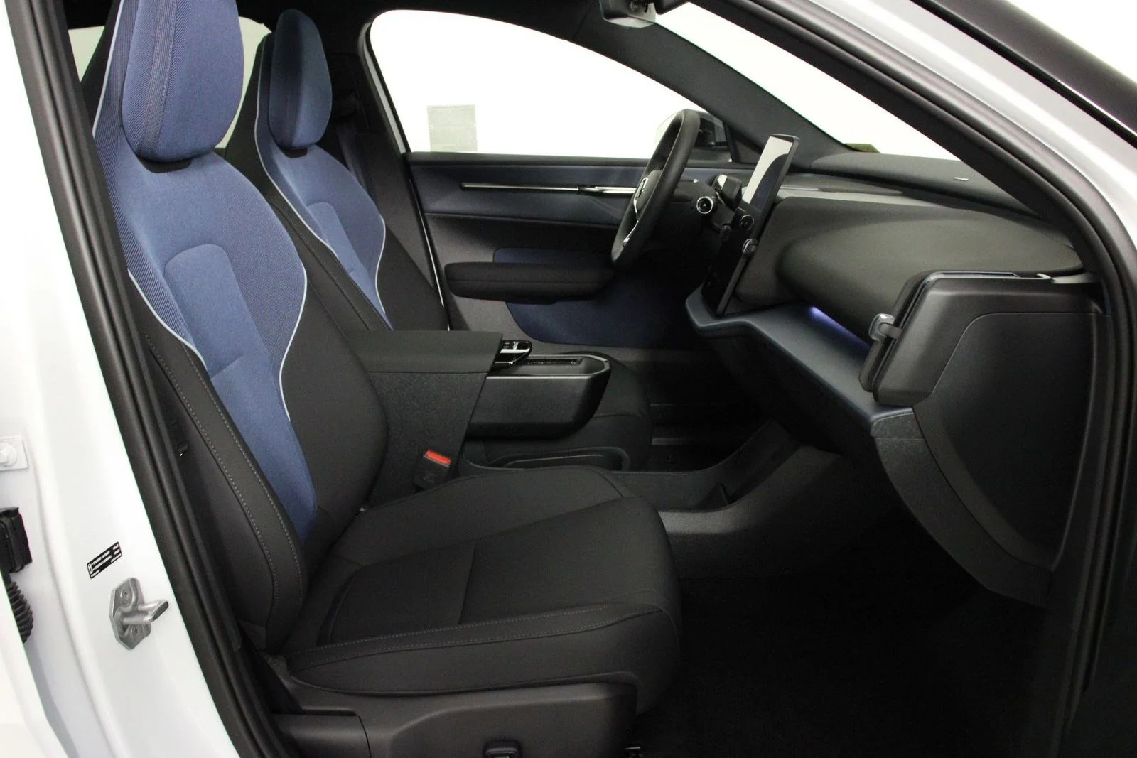 2025 Volvo EX30 Plus - Photo 10