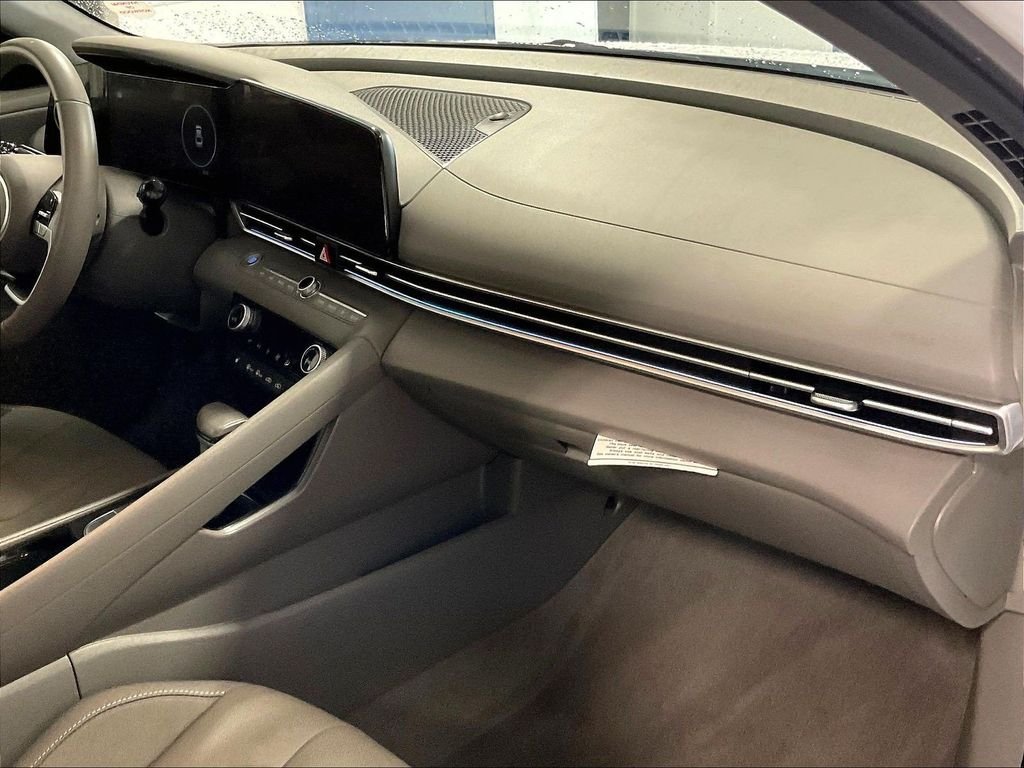 Used 2025 White Hyundai SEL Convenience image 14