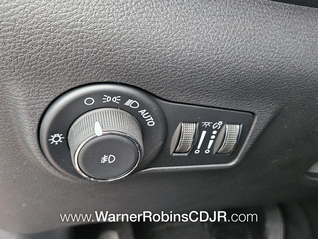 New 2026 Red Hot Pearl-Coat Exterior Paint Jeep Latitude image 26