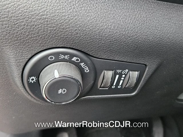 New 2026 Red Hot Pearl-Coat Exterior Paint Jeep Latitude image 26
