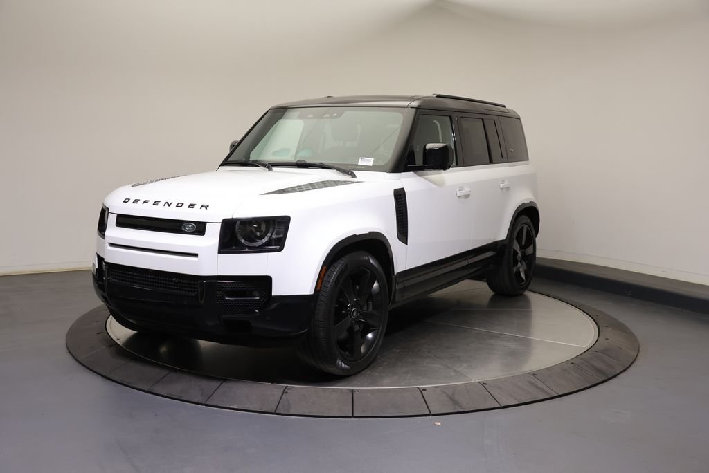 Used 2023 Fuji White Land Rover X-Dynamic SE image 1