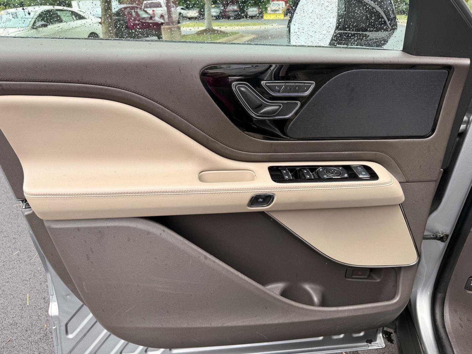 Used 2024 Silver Radiance Metallic Clearcoat Lincoln Premiere image 12
