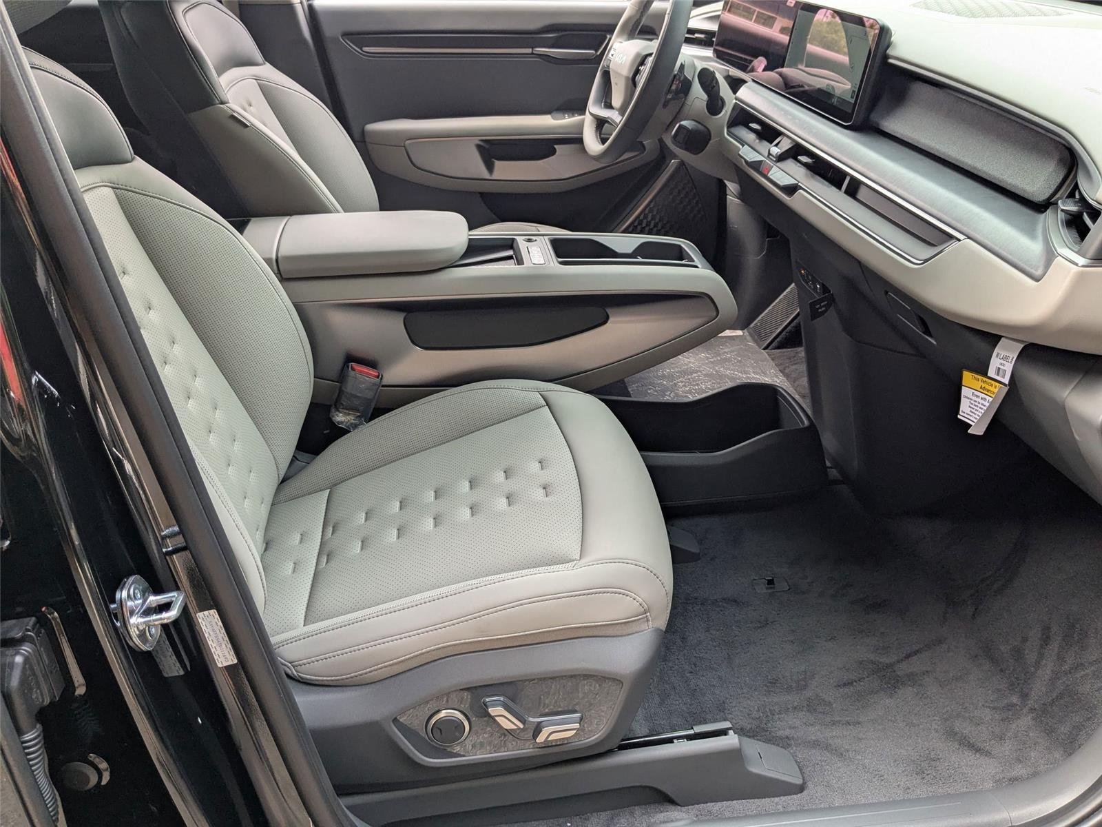 New 2026 EBONY BLACK KIA WIND image 40