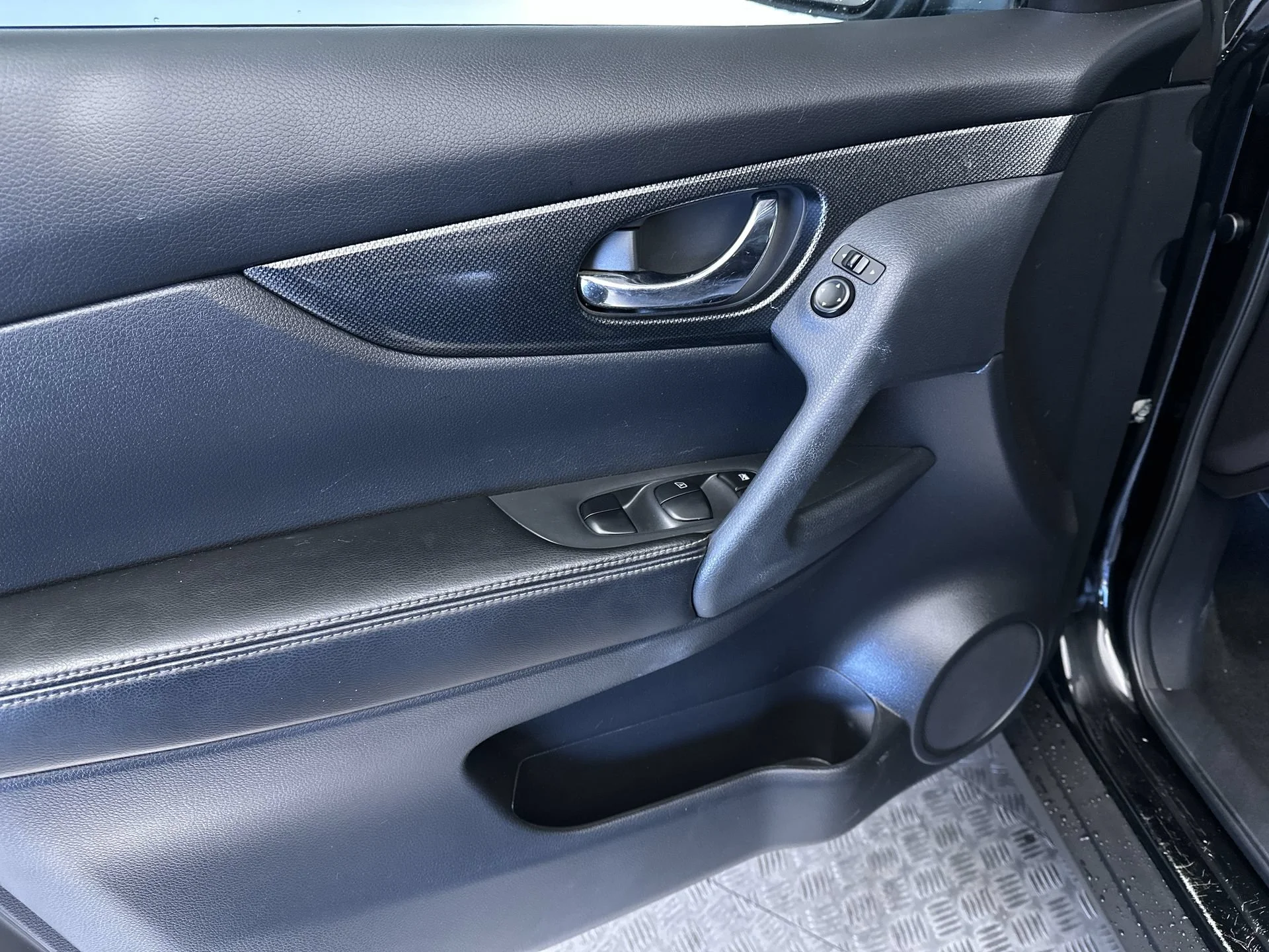 Used 2016 Magnetic Black Nissan SL image 15