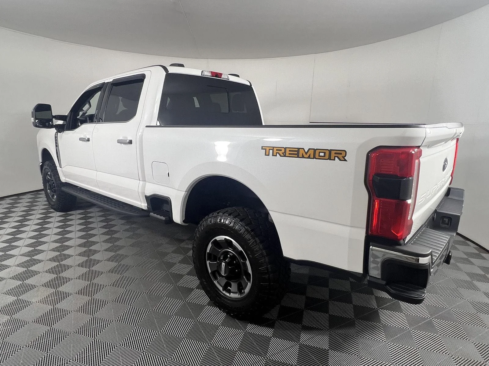 Used 2024 Star White Metallic Tri-Coat Ford LARIAT image 9