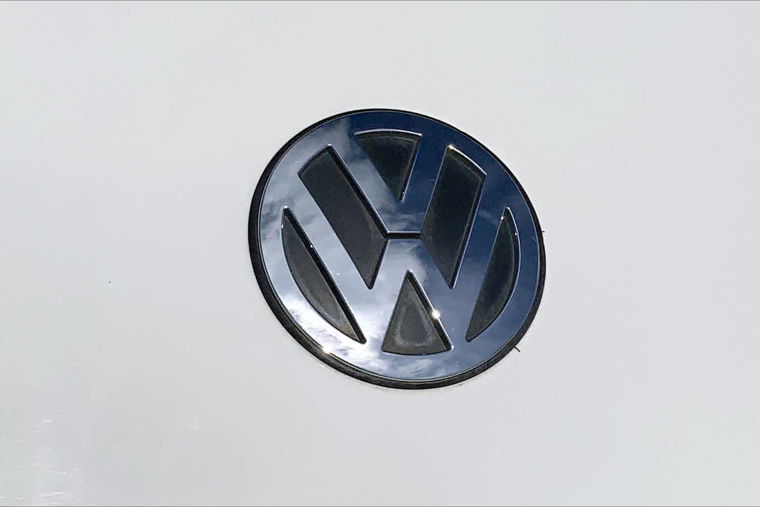 Used 2010 Candy White Volkswagen  image 28