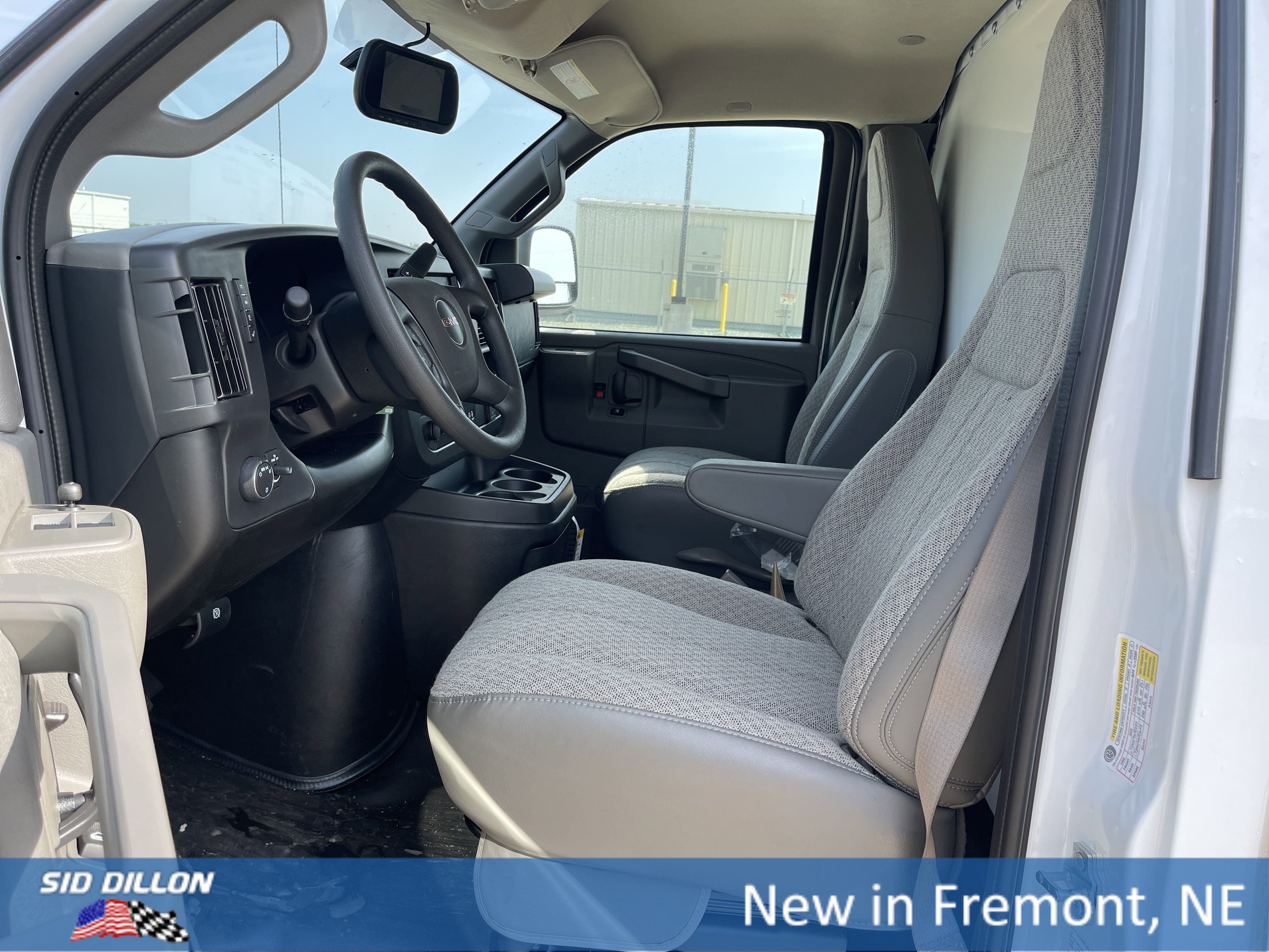 New 2025 Summit White GMC Work Van image 4
