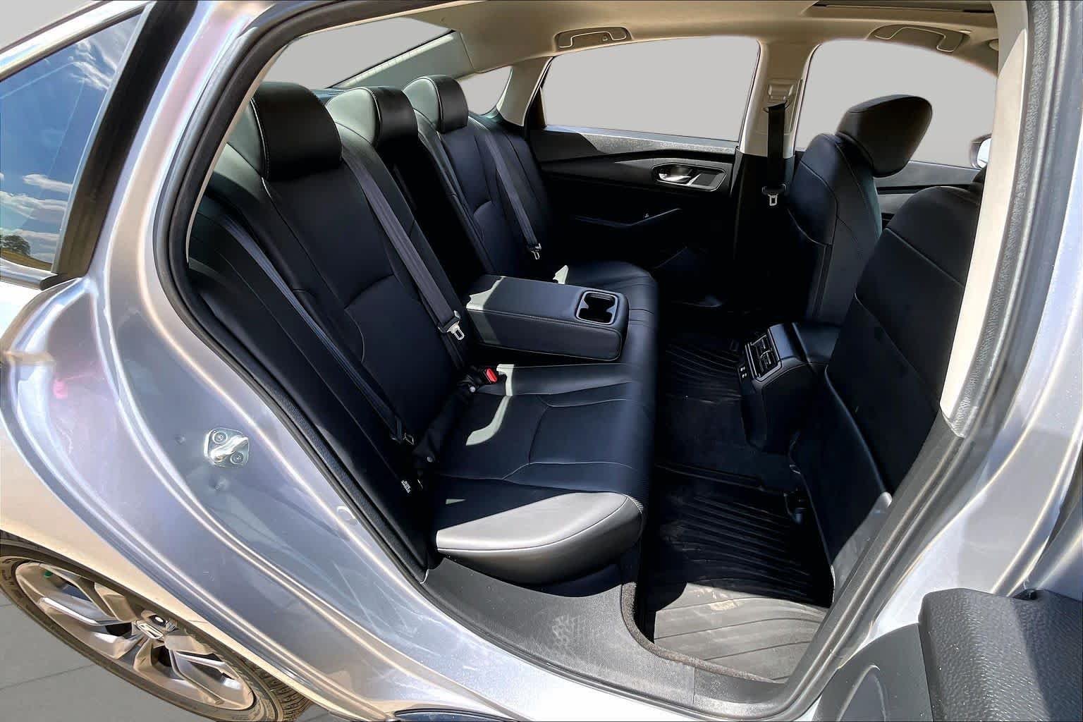 Used 2024 Solar Silver Metallic Honda EX-L image 20