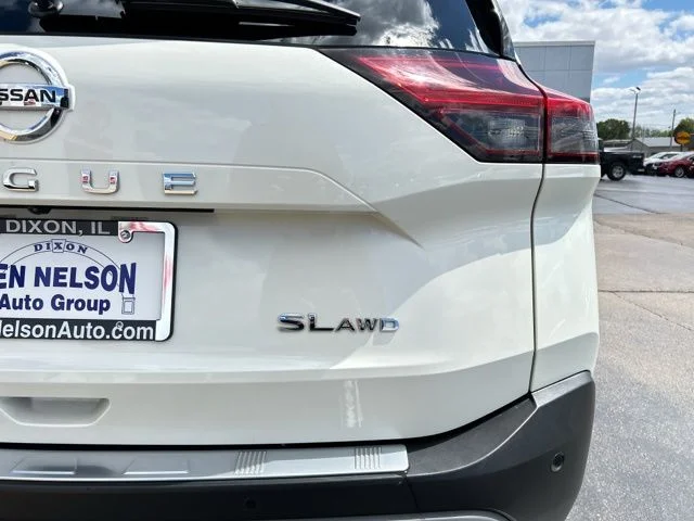 Used 2021 White Nissan SL image 10