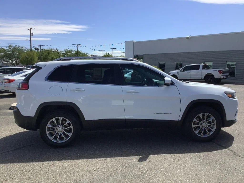 Used 2021 White Jeep Latitude Plus image 28