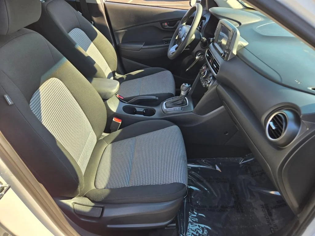 Used 2021 Lunar White Hyundai SE image 15