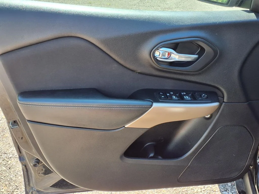 Used 2018 Black Jeep Latitude image 11