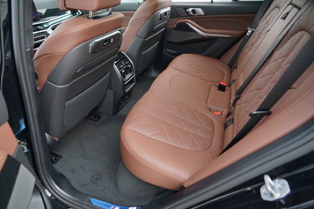 New 2026 Black Sapphire Metallic BMW xDrive50e image 29