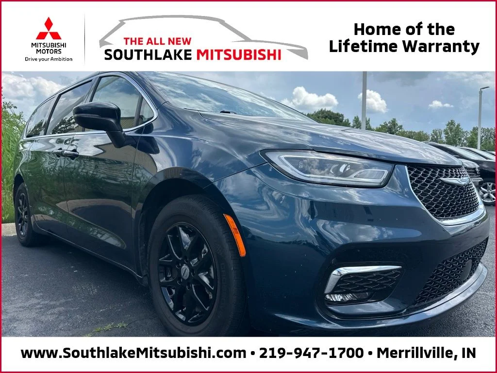 2023 Chrysler Pacifica Touring L's photo