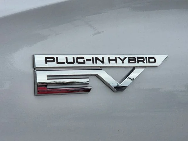 Used 2025 White Mitsubishi  image 8