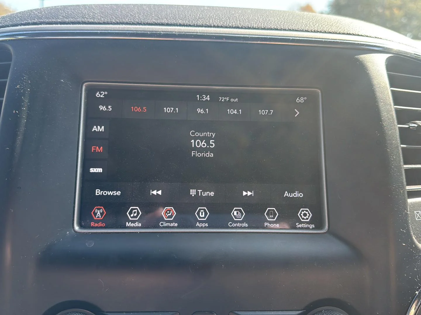 Used 2021 Diamond Black Crystal Pearlcoat Jeep Laredo E image 18