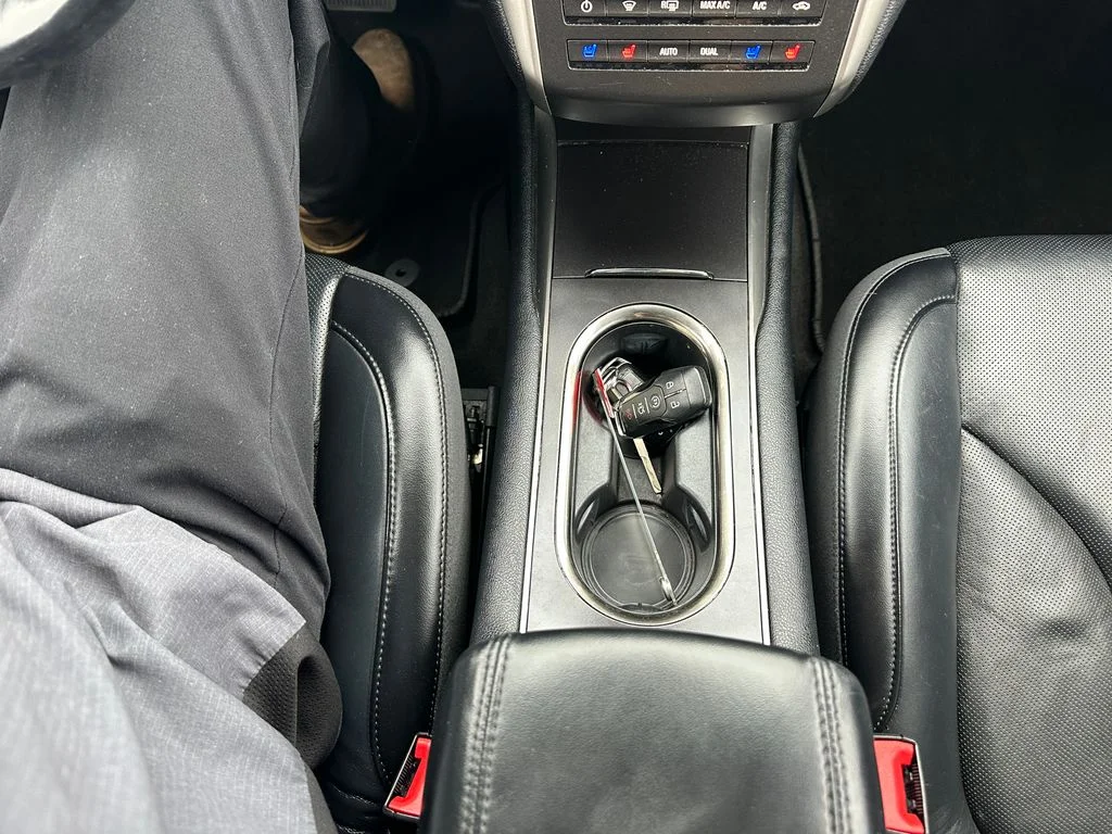 Used 2015 Red Lincoln Base image 18