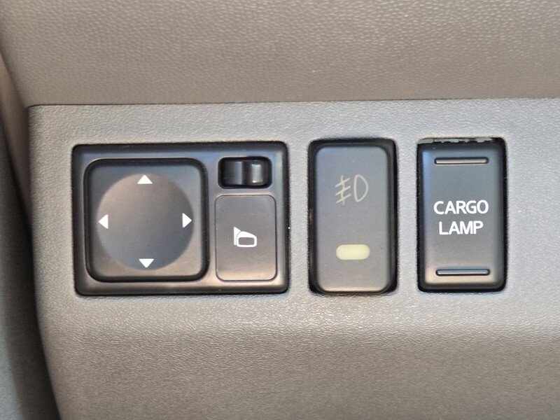 Used 2015 Arctic Blue NISSAN 2WD CREW CAB SWB AUTO SV image 28