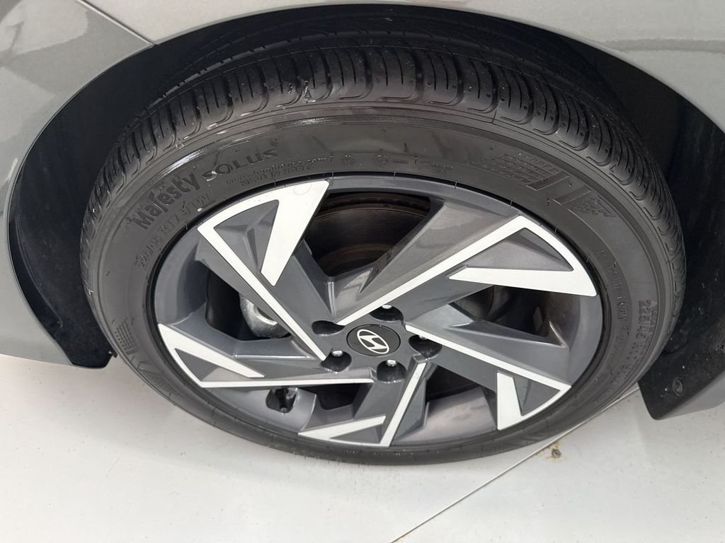 Used 2025 Gray Hyundai SEL Sport image 29