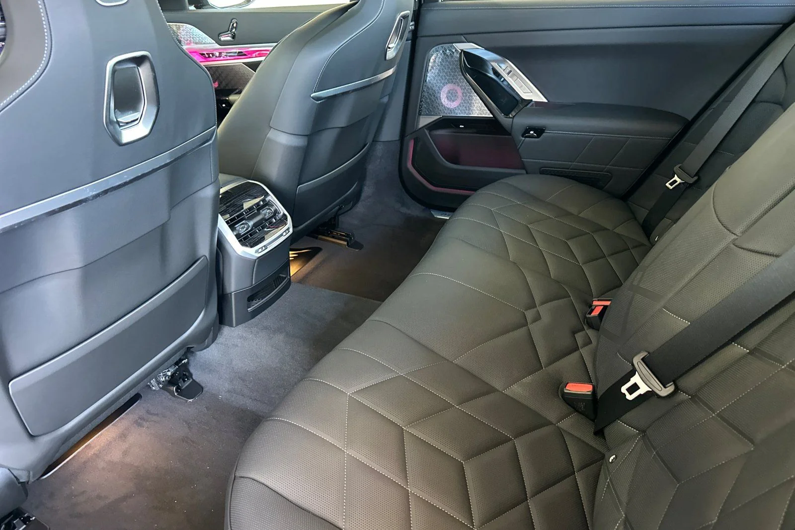 2026 BMW 7 Series 750e - Photo 9