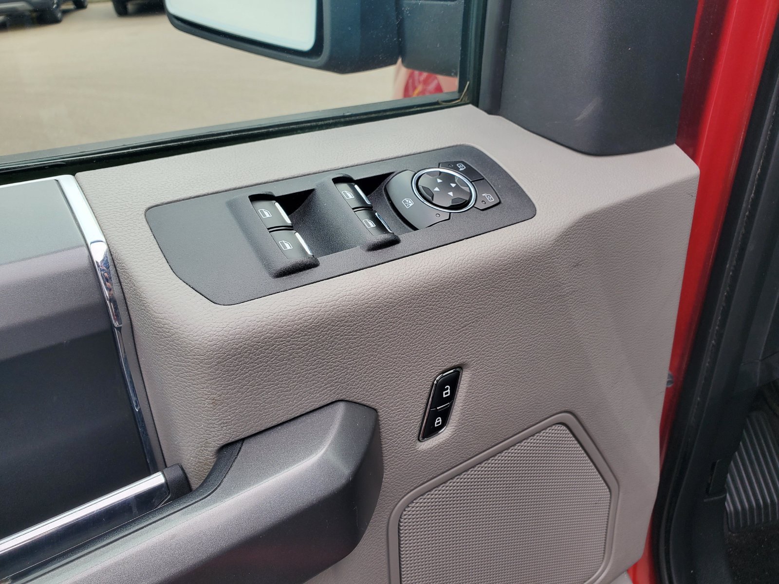 Used 2015 Red Ford XLT image 12