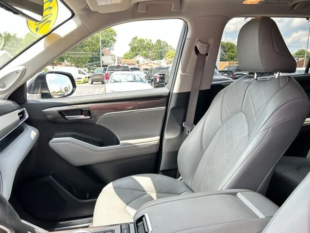 Used 2022 Gray Toyota Platinum image 36