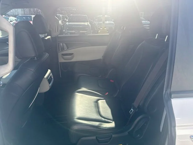 Used 2022 White Kia LXS image 11
