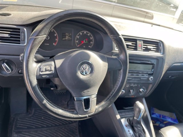 Used 2011  Volkswagen 2.5L SE image 9