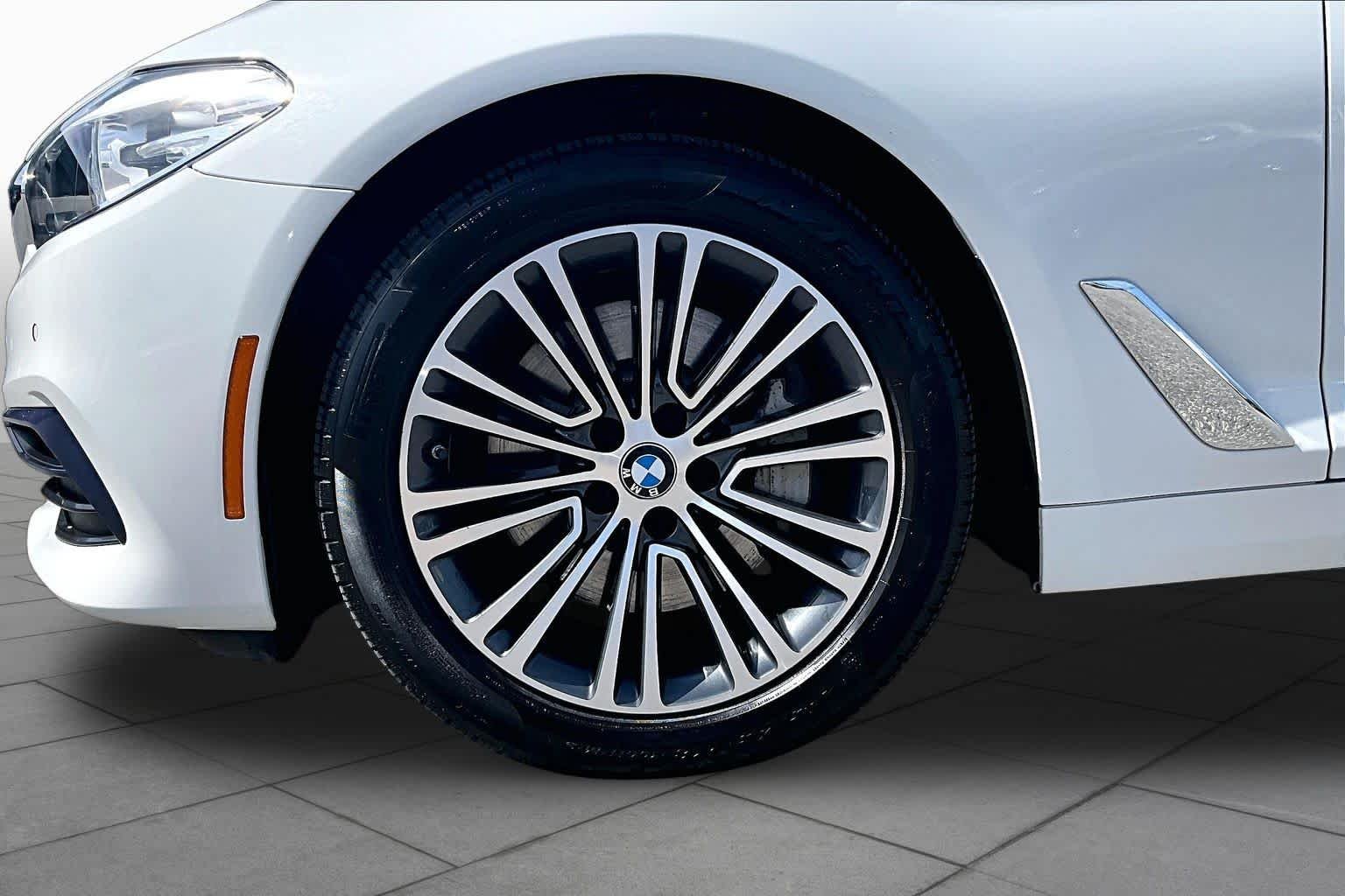 Used 2019 Alpine White BMW 540i xDrive image 11
