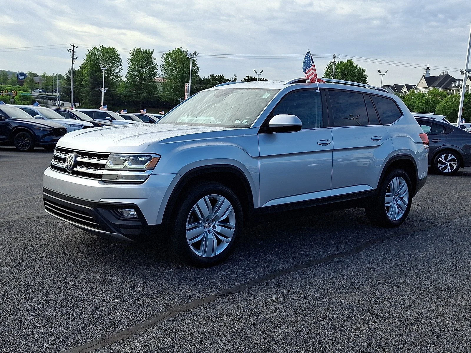 Used 2019 Reflex Silver Metallic   8E8e Volkswagen 3.6L V6 SE w/Technology image 3
