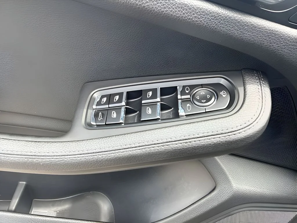 Used 2023  Porsche T image 35