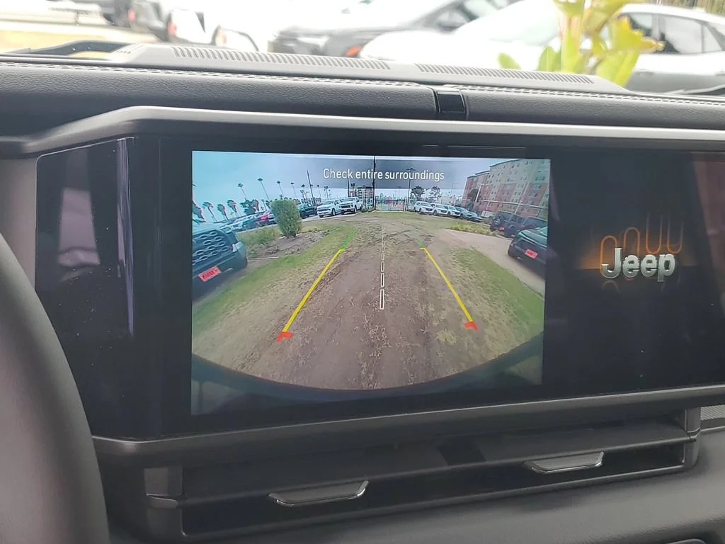 Used 2024  Jeep Sahara image 25
