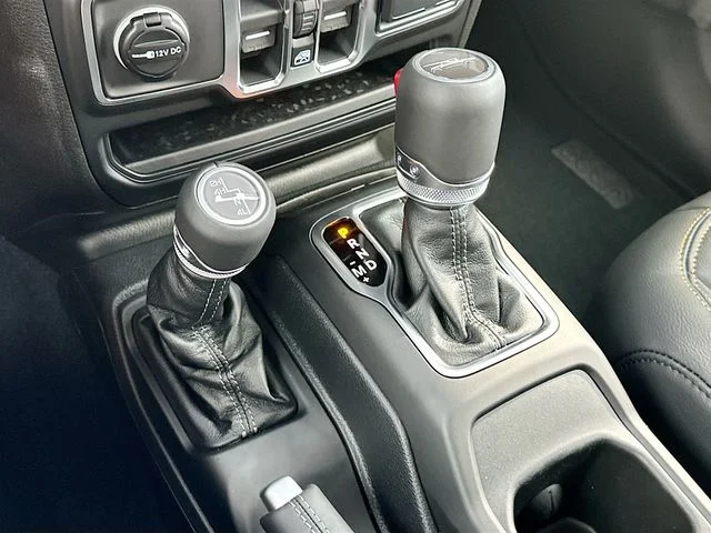 New 2026 Granite Crystal Metallic Clearcoat Jeep Sahara image 12
