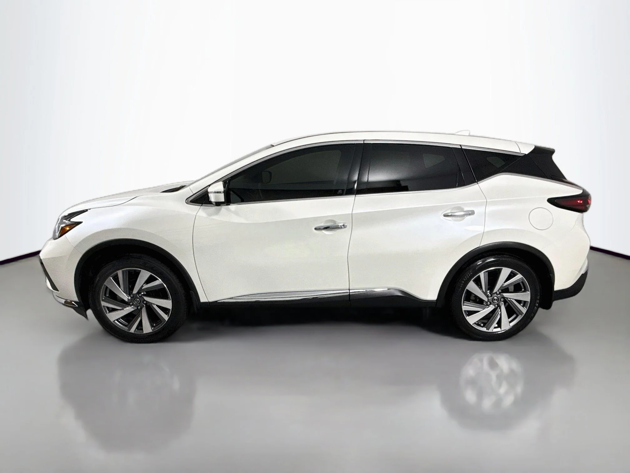 Used 2021 Pearl White Tricoat Nissan SL image 4
