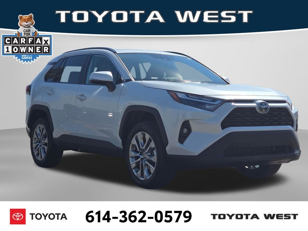 Used 2025 Beige Toyota XLE Premium image 3