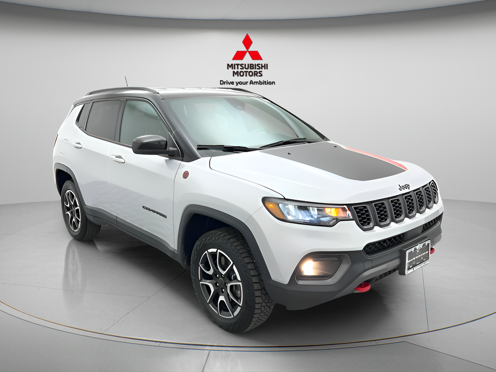 Used 2025 Silver Jeep Trailhawk image 3