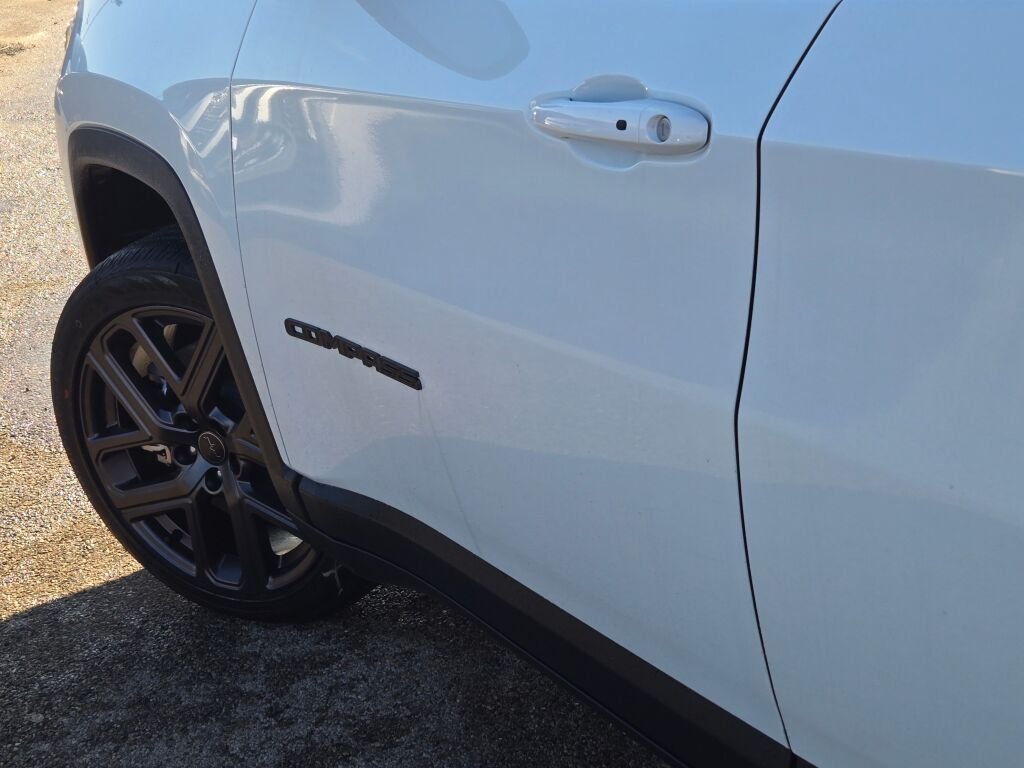 New 2026 Bright White Clear-Coat Exterior Paint Jeep Latitude image 17