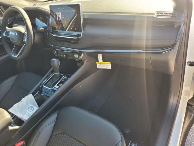 New 2026 Bright White Clearcoat Jeep Latitude image 17