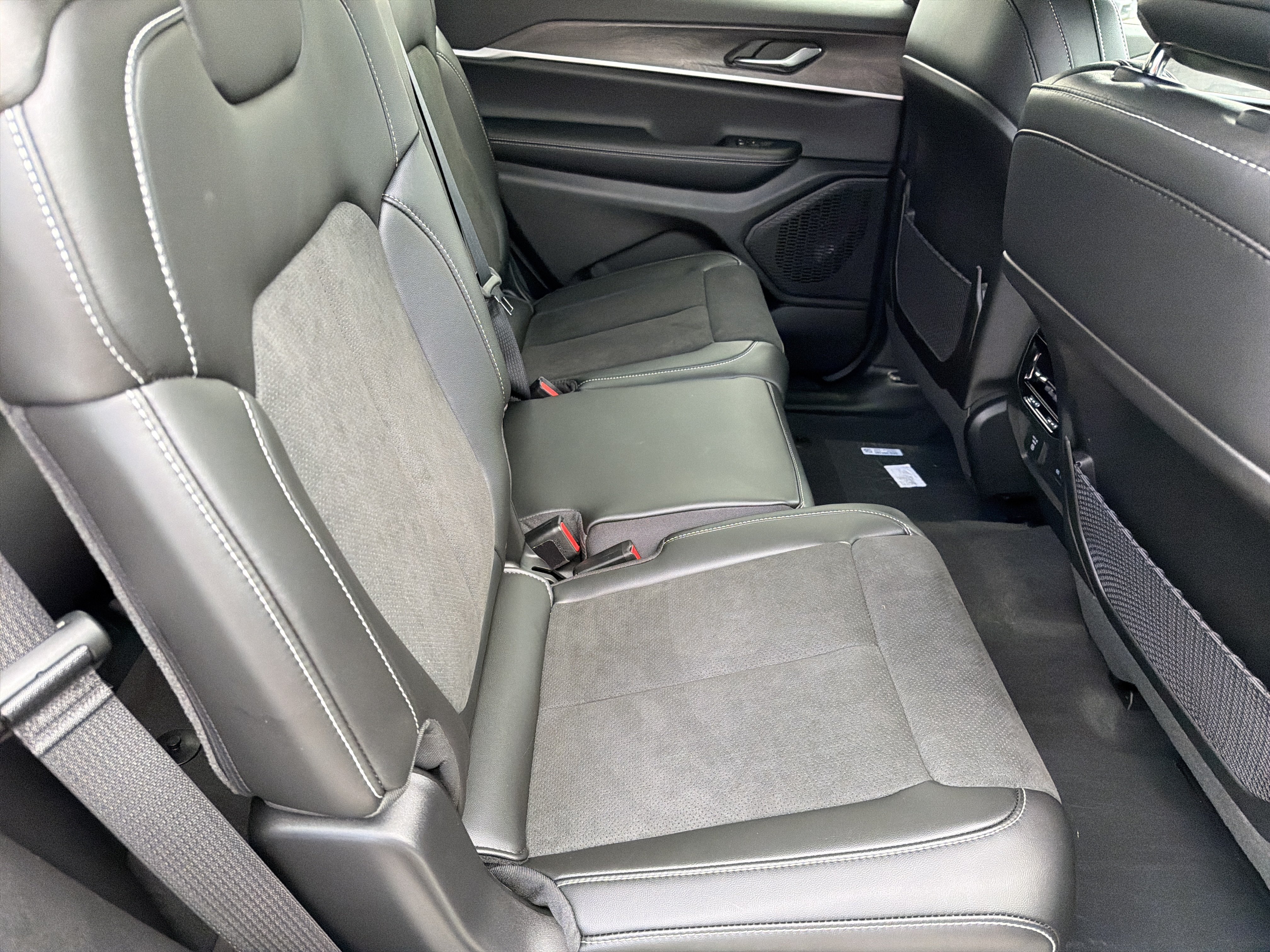 New 2026 Baltic Gray Metallic Clear-Coat Exterior Paint Jeep Laredo Altitude image 15
