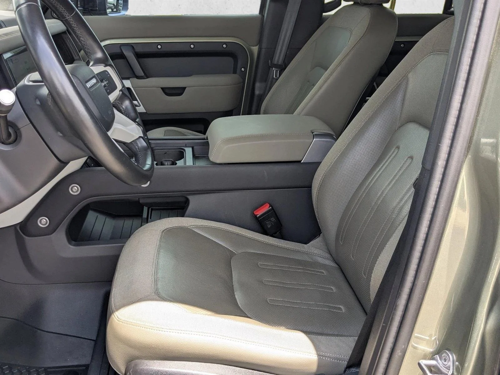 Used 2020 Pangea Green Metallic Land Rover SE image 16