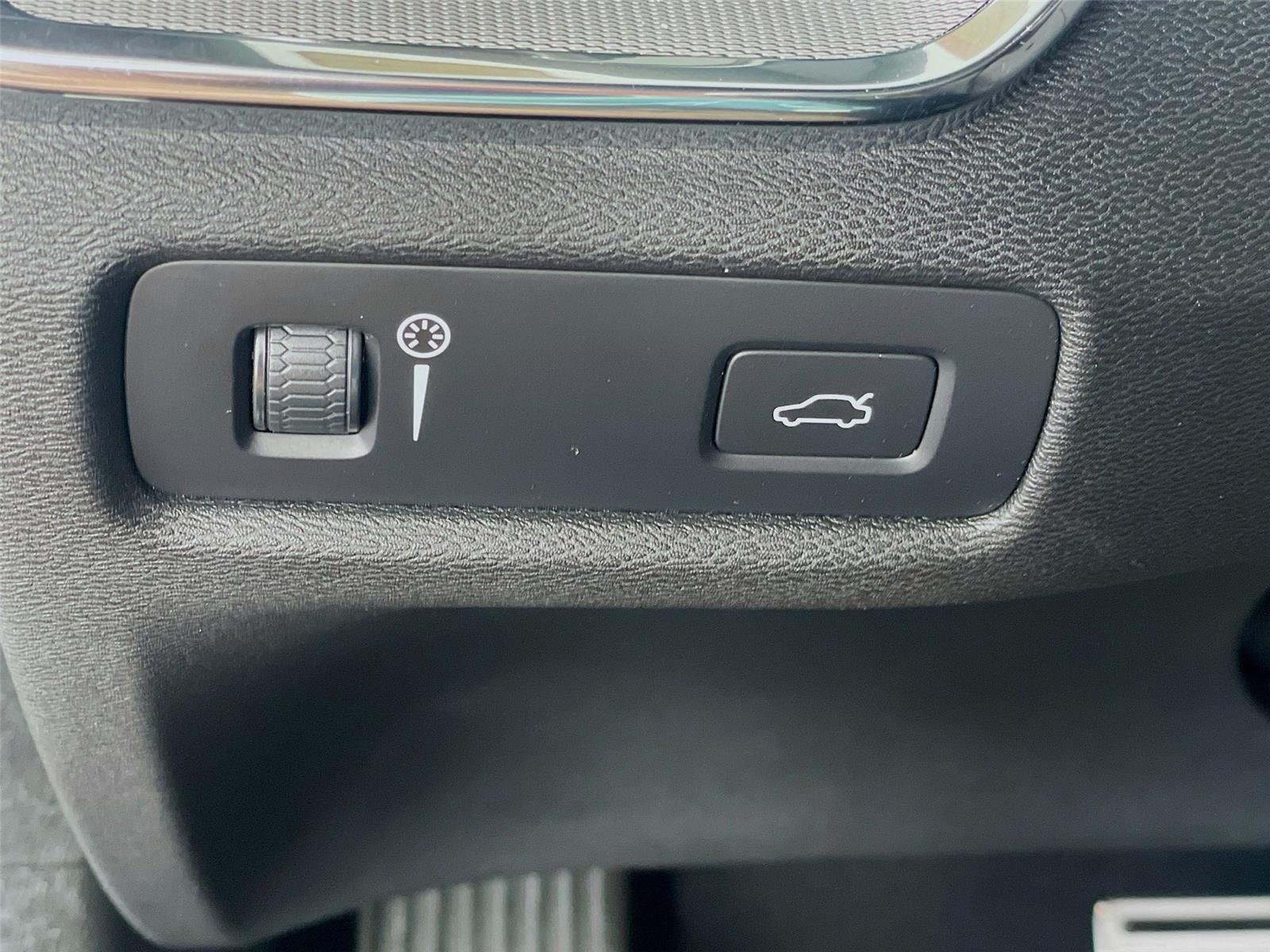 Used 2019 Pebble Grey Metallic Volvo R-Design image 14