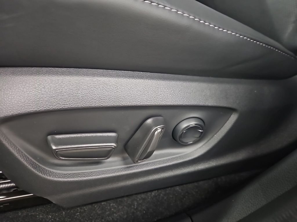 2025 Toyota Crown Signia XLE - Photo 13