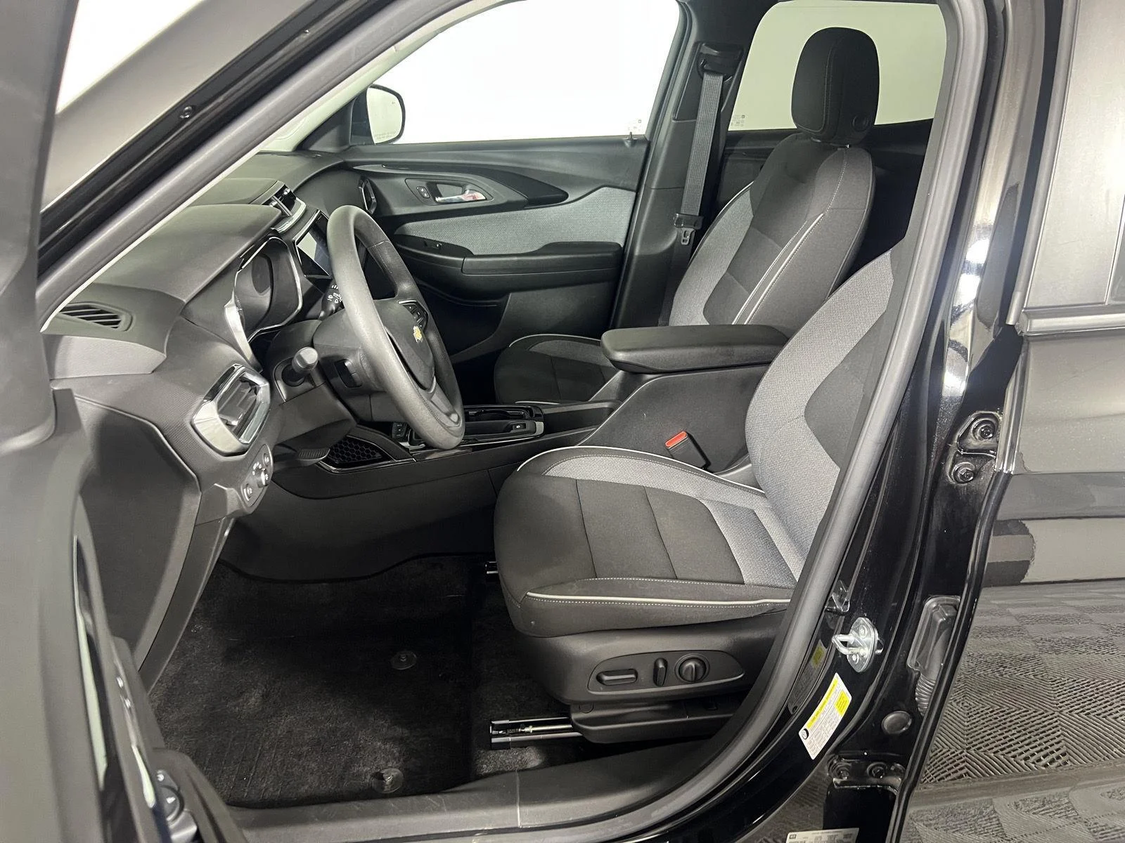 Used 2023 Black Metallic Chevrolet LT image 5