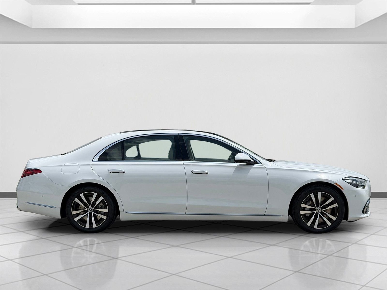 New 2026 MANUFAKTUR Moonlight White Metallic Mercedes-Benz S 500 image 2
