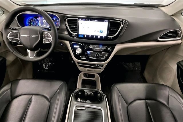 Used 2024 Diamond Black Crystal Pearlcoat Chrysler Touring L image 17
