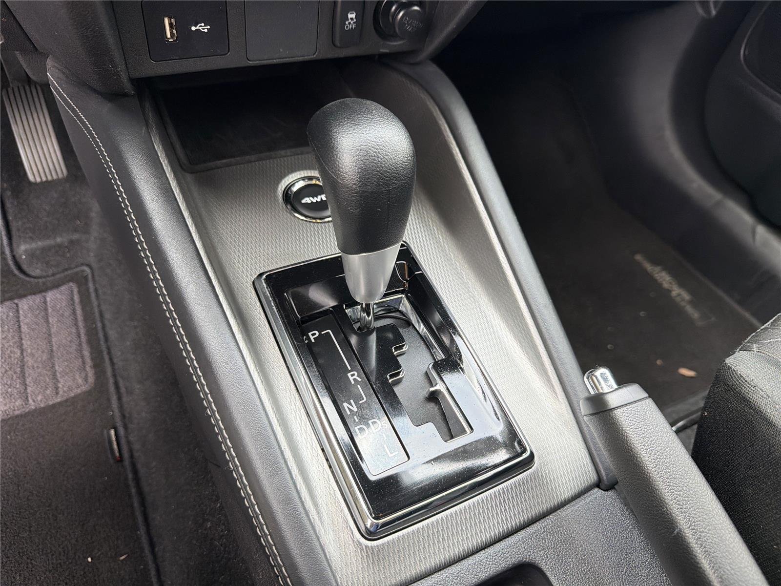 Used 2023 White Diamond Mitsubishi ES image 9