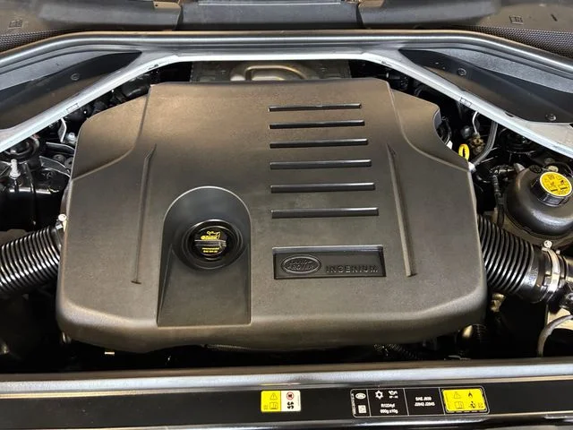 Used 2023 Black Land Rover SE Dynamic image 28