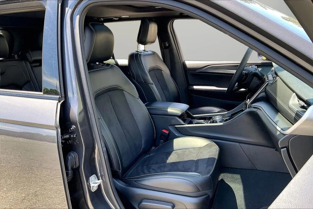 Used 2023 Gray Jeep Altitude 4x4 image 27