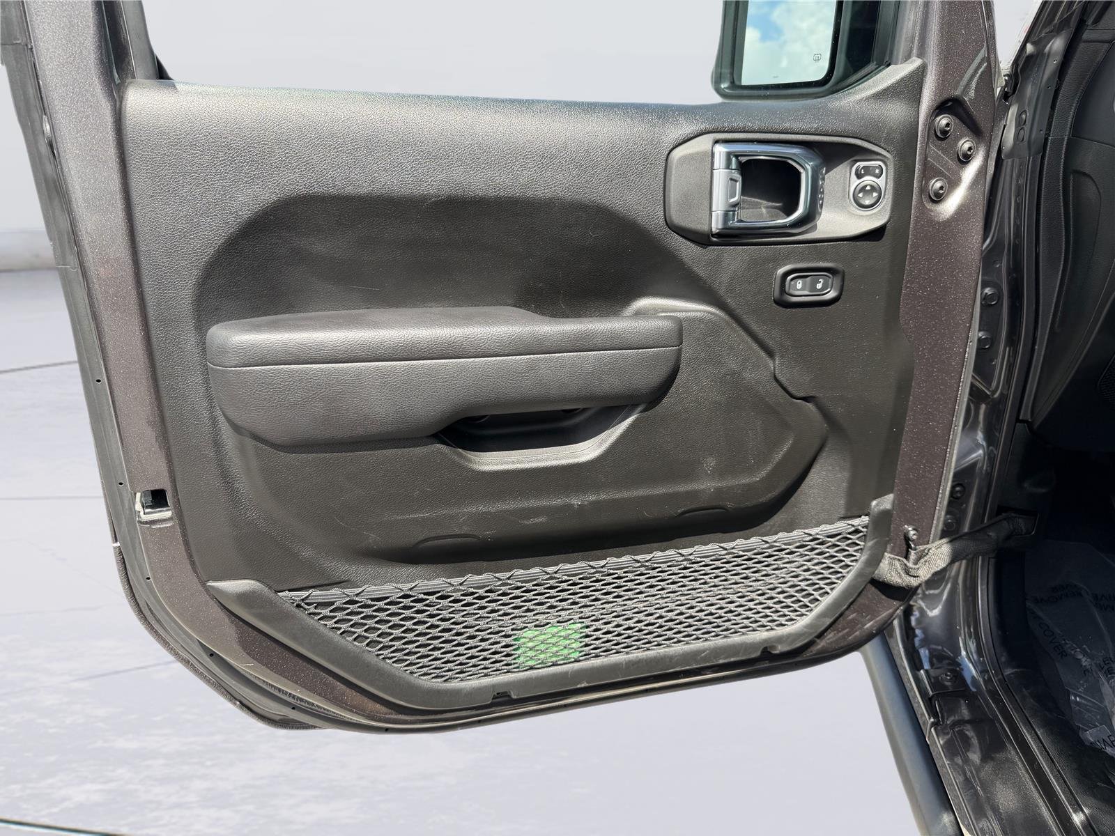 Used 2025 Granite Crystal Metallic Clearcoat Jeep Rubicon image 11
