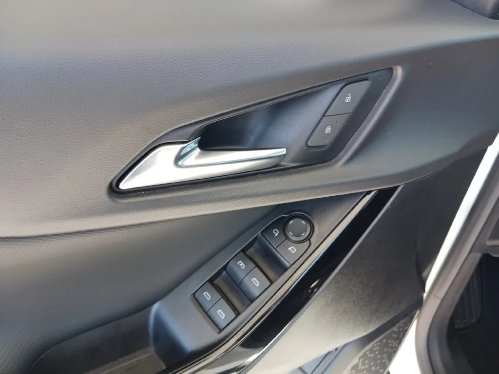 Used 2025 Summit White Chevrolet LT image 28